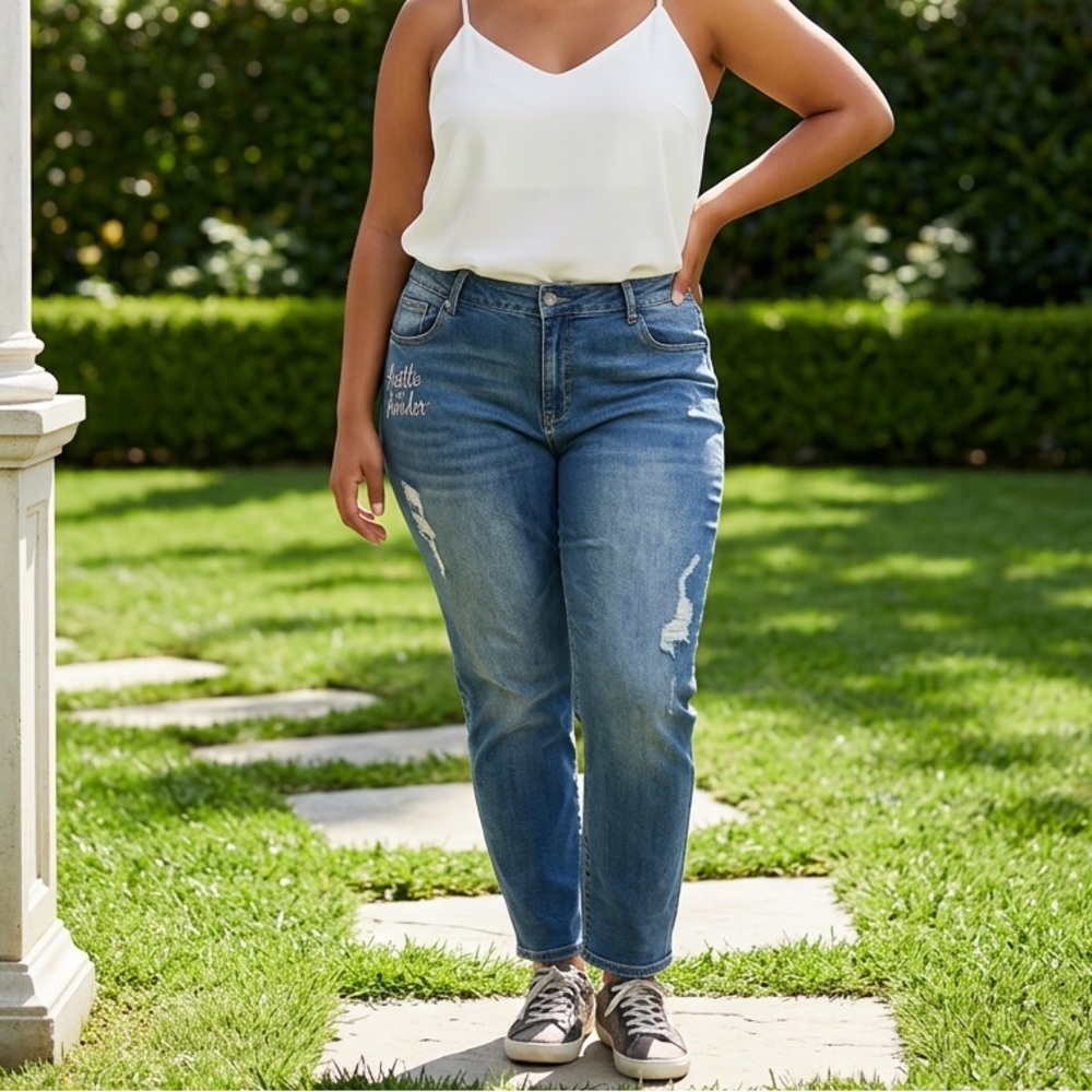 EUC Chico’s Plus Size Girlfriend Denim Jeans W/Embroidery “I’m Fabulous” Size 20